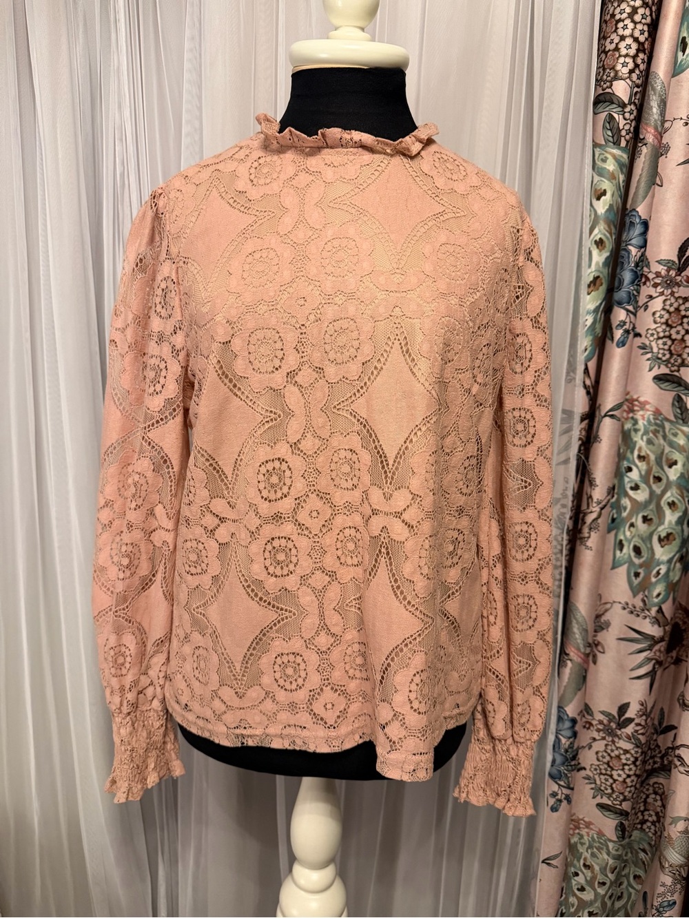 Ultra Pink Floral Lace Blouse – Size Medium – GUC 🌸